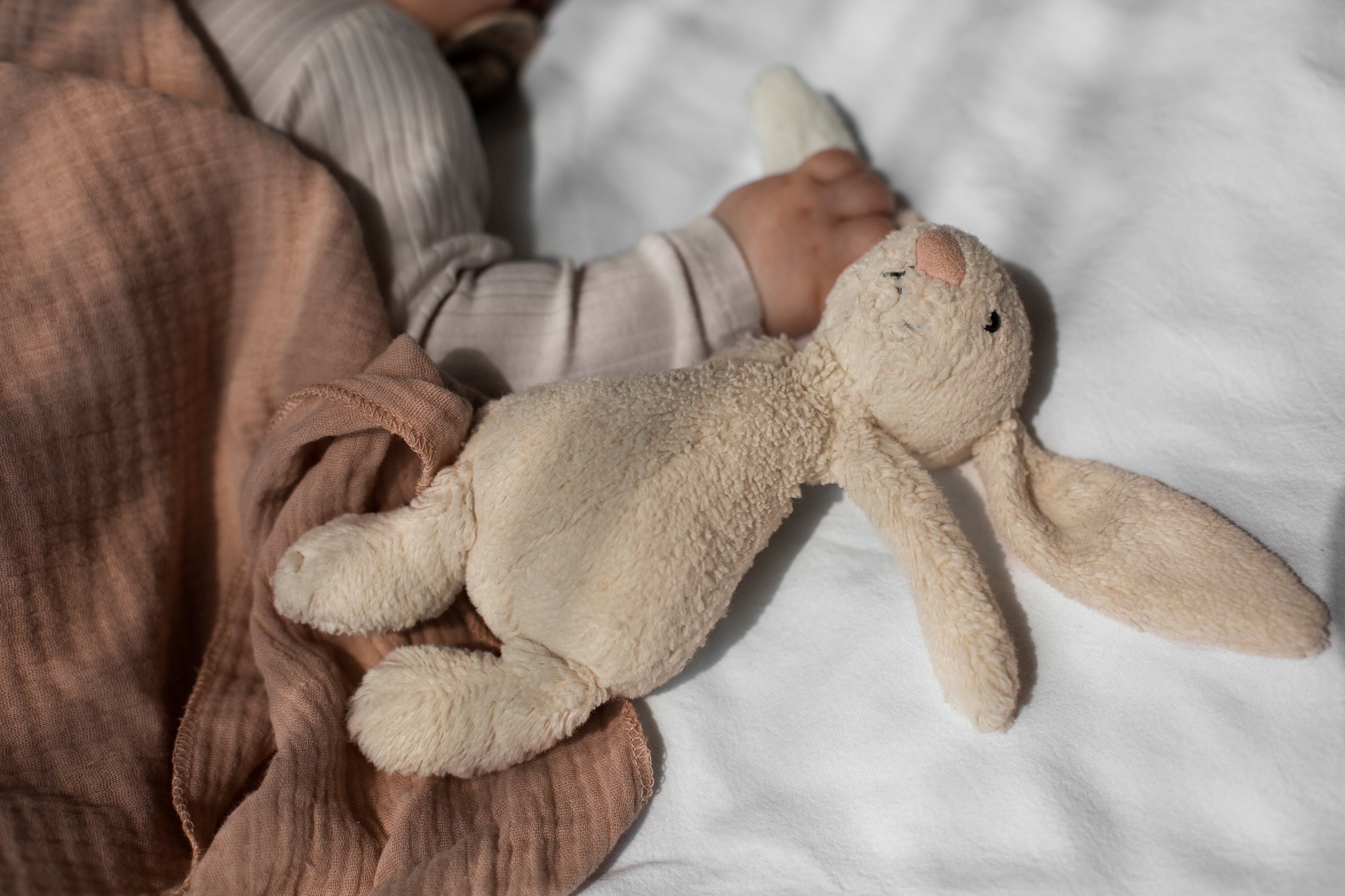 Knuffeldier die door een klein kindje word vastgehouden