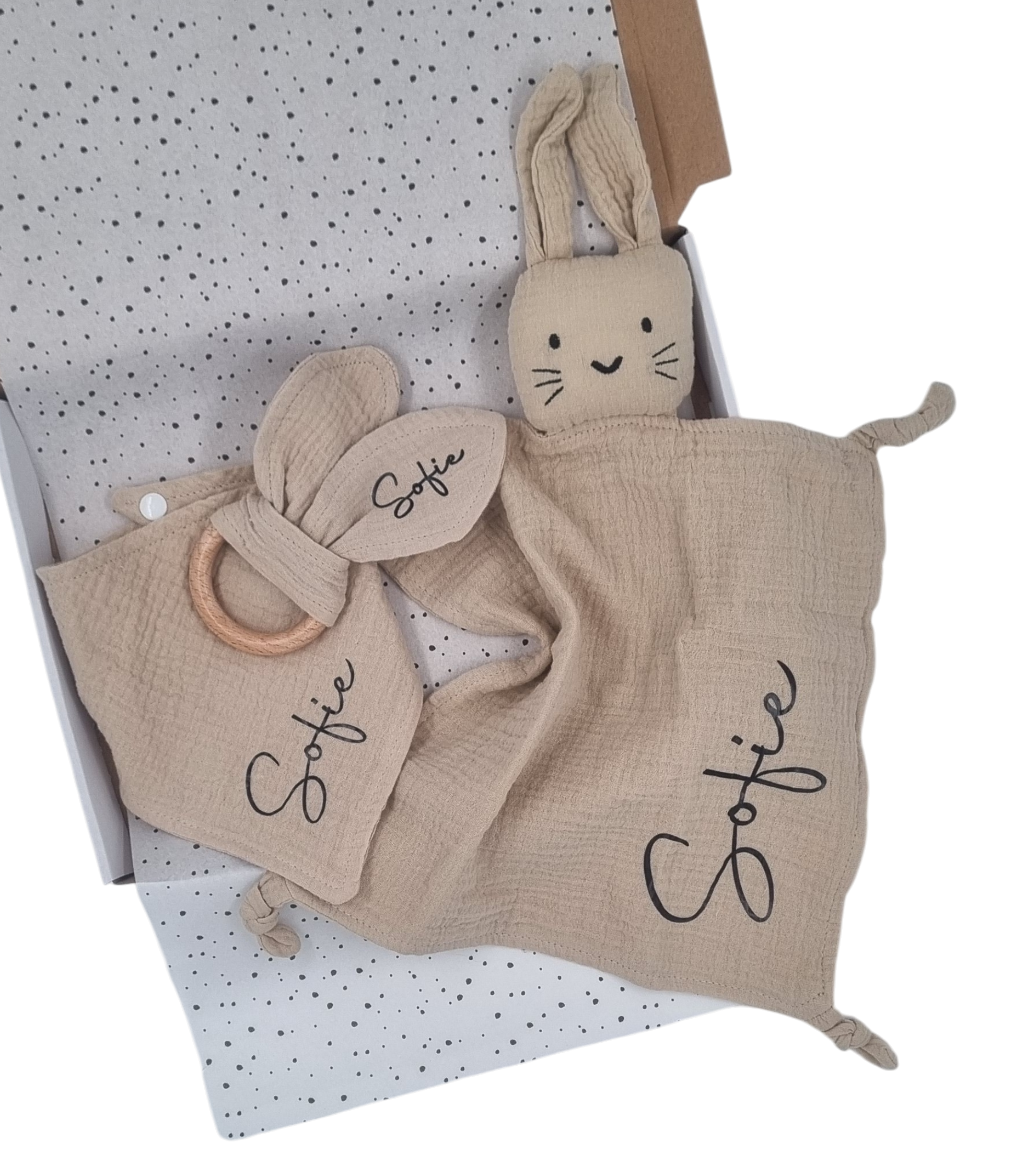 Gepersonaliseerd baby cadeauset — knuffeldoekje konijn, slabbetje en bijtring met naam naar keuze