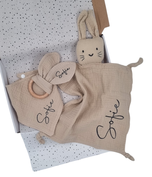 Gepersonaliseerd baby cadeauset — knuffeldoekje konijn, slabbetje en bijtring met naam naar keuze