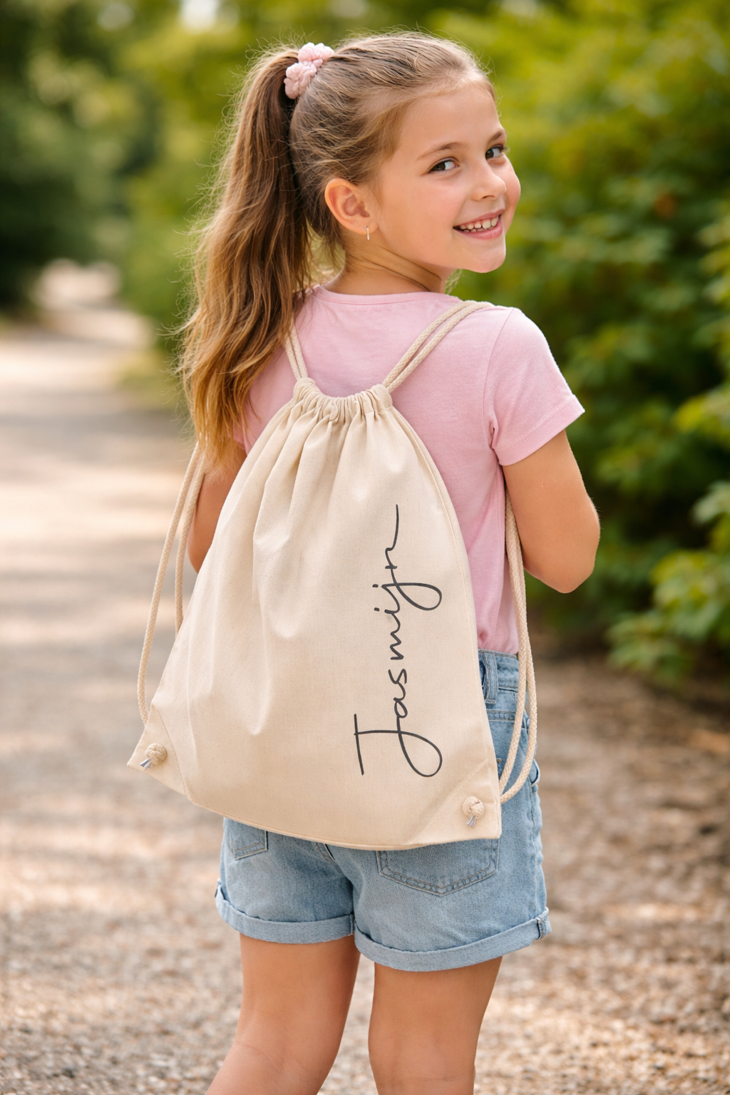Beige katoenen gymtas met trekkoord en gepersonaliseerde naam in sierlijk zwart handschrift