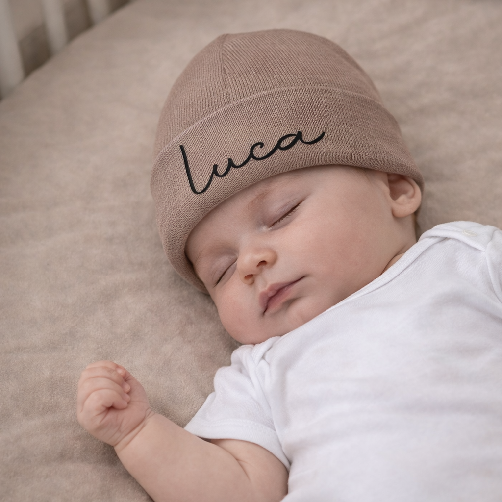 Beige baby mutsje met naam, gepersonaliseerd newborn mutsje van zachte stof