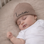 Beige baby mutsje met naam, gepersonaliseerd newborn mutsje van zachte stof