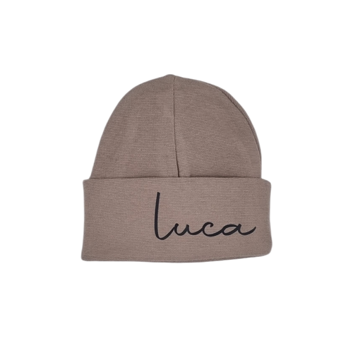 Beige baby mutsje met naam, gepersonaliseerd newborn mutsje van zachte stof